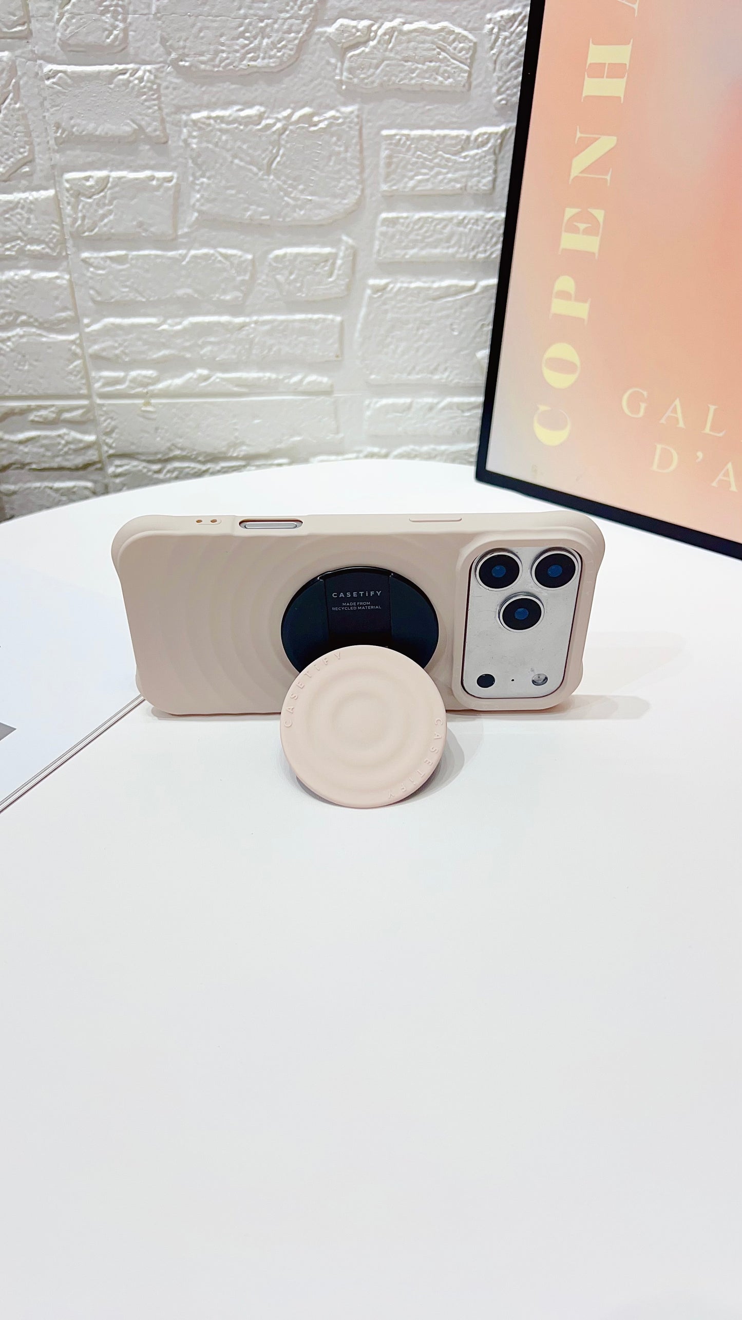 Ripple Texture iPhone Case with Built-In Grip Stand – with MagSafe and Hand Grip