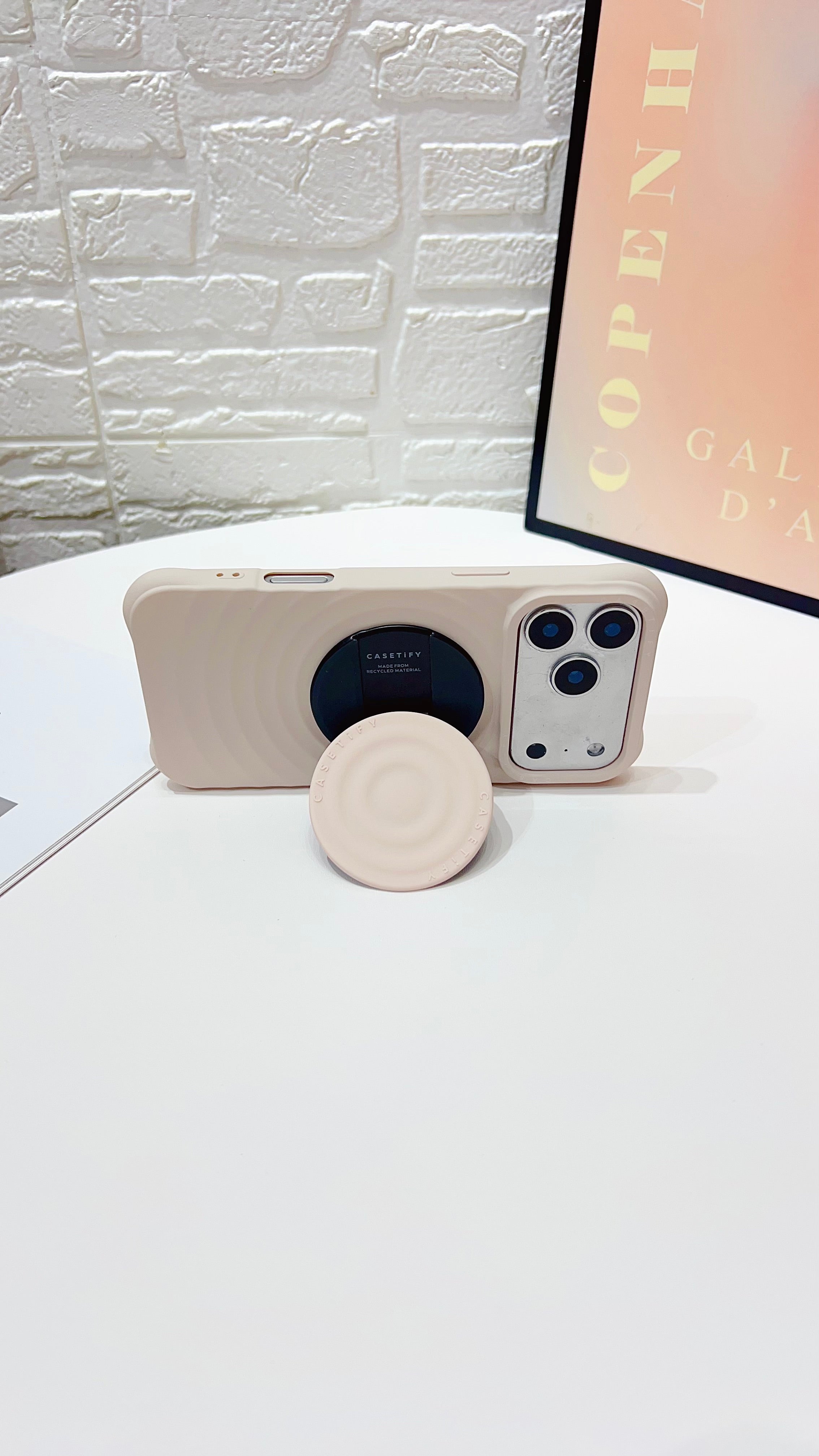 Ripple Texture iPhone Case with Built-In Grip Stand – with MagSafe and Hand Grip